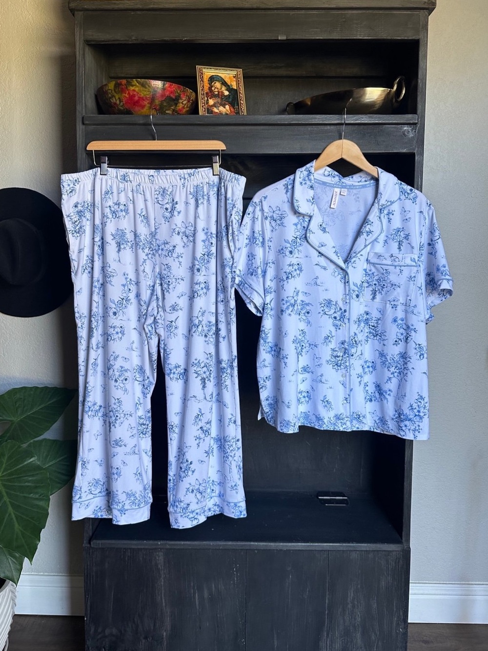 Joyspun Womens Plus Size Pajama Set - Short Sleeve Button Top & Capri Pants 2X